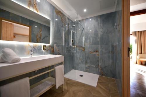 uma casa de banho com um lavatório e um espelho em Hotel Palazzu & SPA - Adult Only em Galéria