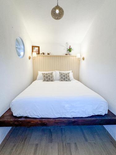 a bedroom with a bed with a wooden headboard at Villa La Petite Etoile in Torre delle Stelle
