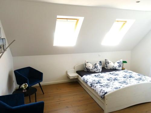 um quarto com uma cama e duas clarabóias em Ferienhaus Melody em Ralswiek