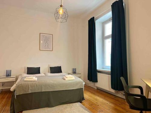 - une chambre avec un lit, un bureau et une fenêtre dans l'établissement Stay Inn Apartments Norrmalm, à Stockholm