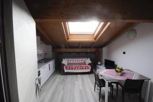 a room with a bed and a table with chairs at Apt Ochner Grape 2 Pergine in Pergine Valsugana