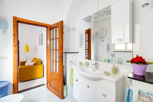 a bathroom with a sink and a mirror at Casa Miriam in Oristano