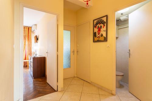 ニースにあるLE FRANCE-MASSENET AP3015 by Riviera Holiday Homesのバスルーム(トイレ、洗面台付)