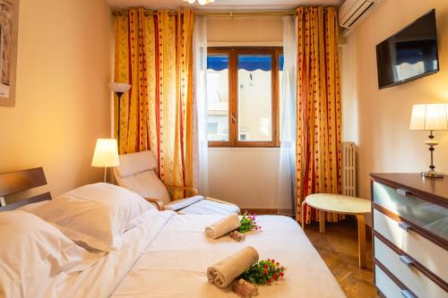 ニースにあるLE FRANCE-MASSENET AP3015 by Riviera Holiday Homesのベッドルーム1室(花の咲く大型ベッド1台付)