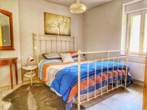 una camera con un letto di SURDESPINE Historic 4 Châteaux Lastours 3 star air conditioned a Lastours