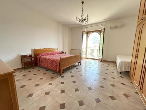 Schlafzimmer mit einem Bett und einem Kronleuchter in der Unterkunft Villa Chris in Taormina
