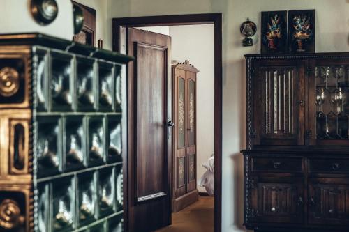 a room with a door and a room with wine glasses at Bungalow „Zeitlos am Berg“ auf der Hochrindl in Sirnitz-Sonnseite
