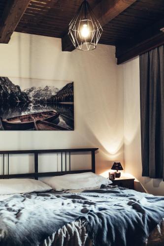 a bedroom with a bed and a picture on the wall at Bungalow „Zeitlos am Berg“ auf der Hochrindl in Sirnitz-Sonnseite