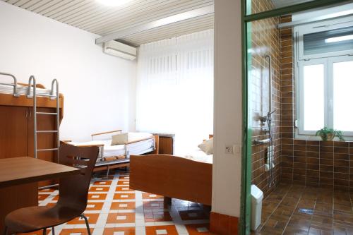 uma sala com um quarto com uma cama e uma mesa em Depandansa Vista Parco, Izola em Izola