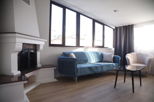 uma sala de estar com um sofá azul e uma lareira em ARDOS PARK HOTEL em Ancara