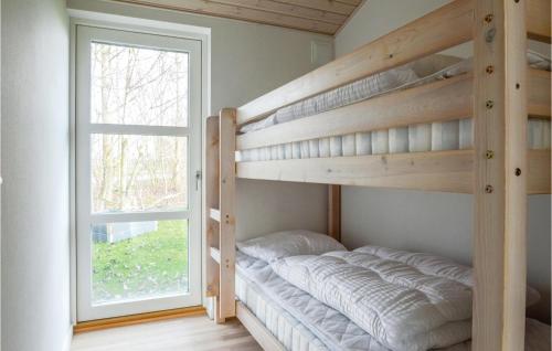 ハザスレウにある3 Bedroom Amazing Home In Haderslevの窓付きの部屋の二段ベッド1台分です。