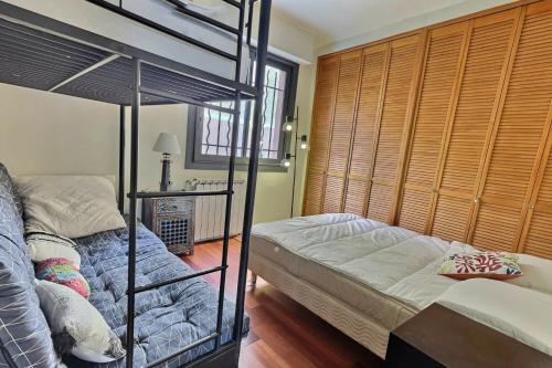 een slaapkamer met een stapelbed en een bed en een stapelbed bij Sublime appartement face à la mer in Valras-Plage