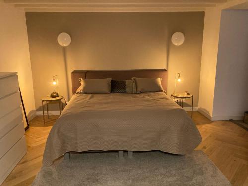 sypialnia z dużym łóżkiem z dwoma stolikami w obiekcie Jutphaas Loft Appartement w mieście Nieuwegein