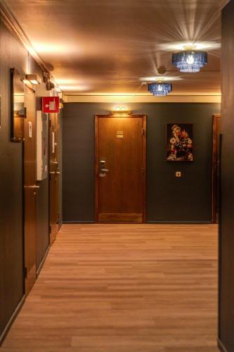 an empty hallway with a door in a building at Best Western Plus Grand Hotel Elektra in Ludvika