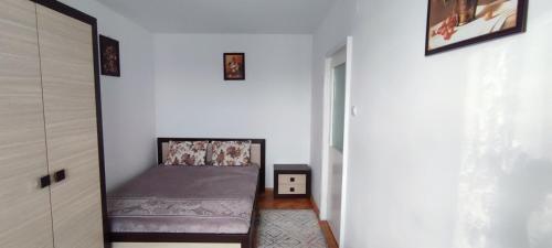 a small bedroom with a bed in the corner of a room at Apartament ultracentral - două camere in Baia Mare