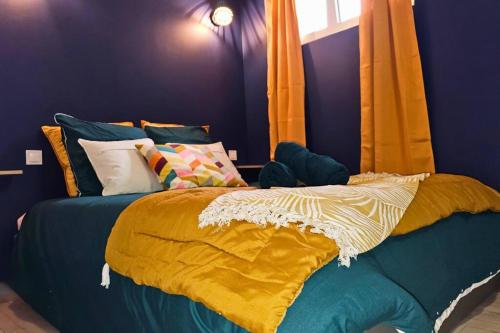 - une chambre avec un lit jaune et bleu dans l'établissement Cap-vert Evasion *Centre-ville*Cap Occitanie*005, à Limoux