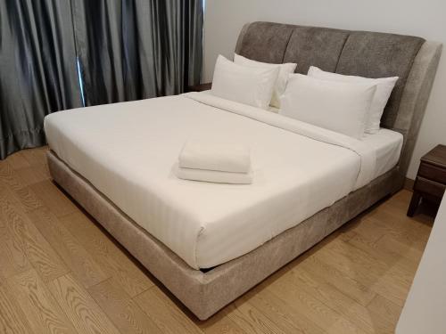 Кровать или кровати в номере Lucentia Residence by EAS Maju property