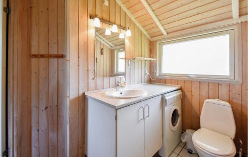 baño con lavabo y aseo y ventana en Lovely Home In Vggerlse With Wifi, en Bøtø By