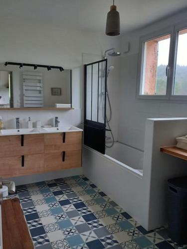 une salle de bain avec une baignoire, un lavabo et une douche dans l'établissement Mas dans la garrigue, piscine, pétanque, ping pong, volley ball, à Saint-Paul-et-Valmalle