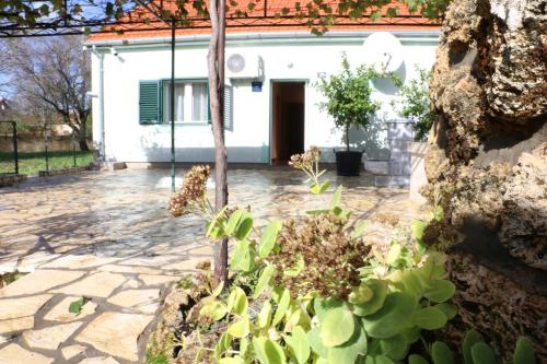 Taman di luar Kuća za odmor DESA