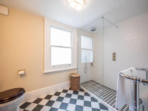 A bathroom at Pass the Keys Stylish London Flat near Station - Victoria 20 min