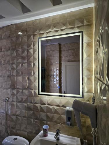 La salle de bains est pourvue d'un lavabo et d'un miroir. dans l'établissement Matea apartman, à Belgrade