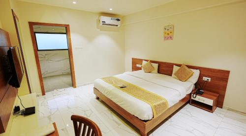 L P Regency, Pune في بيون: غرفة نوم فيها سرير وتلفزيون