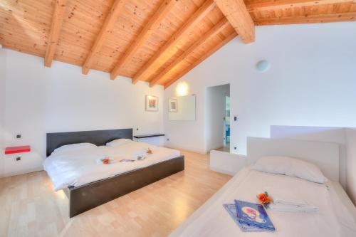 Franklin House with Private Garden - Happy Rentals