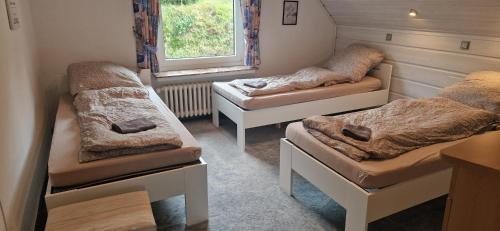 Habitación con 2 camas y ventana en Sson FeWo, en Hiddenhausen