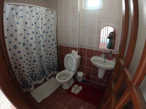 een badkamer met een toilet en een wastafel bij Gazipasa/Alanya Airport Apt 5minBEACH/5minAIRPORT in Gazipasa