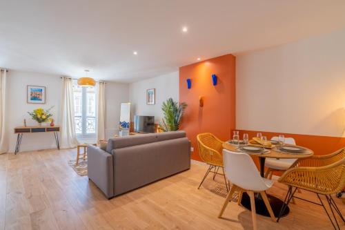 un salon avec un canapé, une table et des chaises dans l'établissement Les 3 Cigales - Bel appartement proche vieux port, à Marseille
