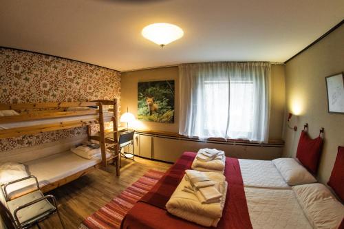 a room with two bunk beds and a window at Vallåsens Värdshus STF Hostel in Våxtorp