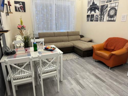sala de estar con sofá y mesa en Fogarasi - Relax Island, en Budapest