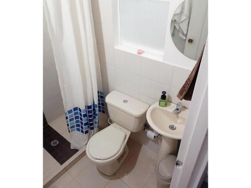 ein Badezimmer mit Toilette, Waschbecken und Dusche in der Unterkunft Casa zona Laureles in Medellín