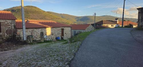 una strada vuota con case e montagne sullo sfondo di Casa do Rio - AL a Valença