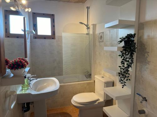 Phòng tắm tại Can Ranqueta: Private Finca mit Pool, Außenküche und Barbecue
