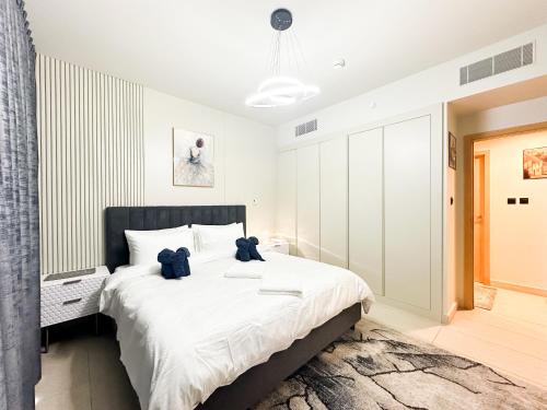 1 dormitorio con 1 cama grande con sábanas blancas en The Seaside Charm Al Zeina505C1 en Abu Dabi