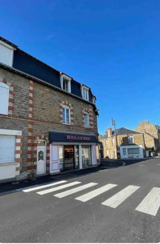 une rue vide avec un bâtiment en briques et un magasin dans l'établissement Studio pour 2 personnes, à Dinard