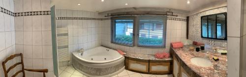 ein Badezimmer mit einer Badewanne, einem WC und einem Waschbecken in der Unterkunft Ferme alsacienne in Soppe-le-Haut