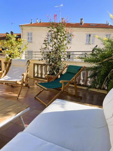 un patio avec deux chaises et une table sur un balcon dans l'établissement Maison Trenca, à Menton