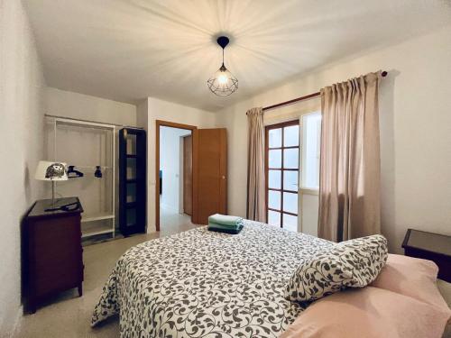 a bedroom with a bed and a window at Paradise PLAYA CHICA con terraza a 100m del Mar in Puerto del Carmen