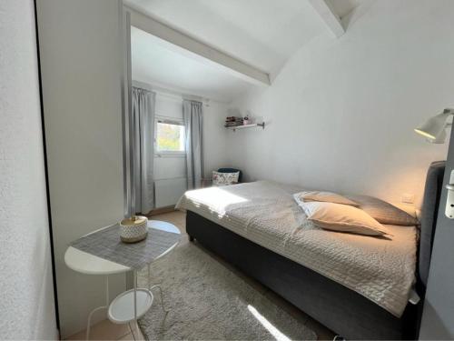 une petite chambre avec un lit et une table dans l'établissement Hag, à Valras-Plage