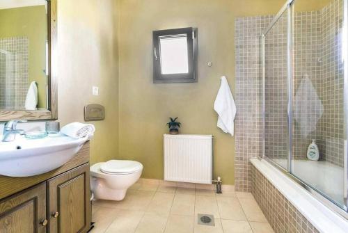 y baño con aseo, lavabo y ducha. en Villa Alegria Kefalonia en Argostoli