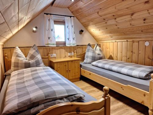 1 dormitorio con 2 camas en una cabaña de madera en Leitnerbauer's Troadkasten en Donnersbach