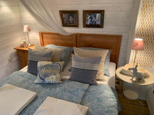 a bedroom with a bed with pillows and a table at Ferien Haus am Feldgarten mit 160 qm für 2 bis 9 Personen in Raubling