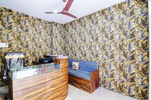 a shop with a blue chair in a room with wallpaper at OYO Hotel Lake View in Rānchī