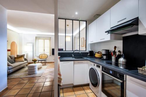 cocina con fregadero y lavavajillas en Luxury apartment in Pont Royal en Mallemort