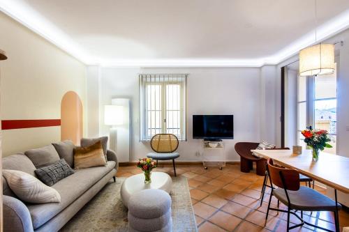 馬勒莫爾的住宿－Luxury apartment in Pont Royal，客厅配有沙发和桌子