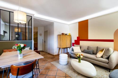 un salon avec un canapé et une table dans l'établissement Luxury apartment in Pont Royal, à Mallemort