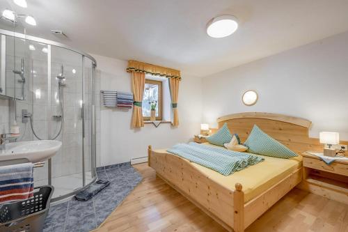 レンゲンフェルトにあるAppartement Breitlehnのベッドルーム1室(ベッド1台、シャワー、シンク付)